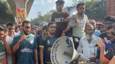 শাহবাগ মোড় অবরোধ করেছেন বুয়েট শিক্ষার্থীরা