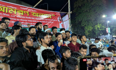 জাতীয় পার্টি নিষিদ্ধের দাবিতে মধ্যরাতে ঢাবি শিক্ষার্থীদের বিক্ষোভ