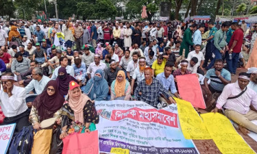 ৩ দাবিতে শহীদ মিনারে প্রাথমিক শিক্ষকদের মহাসমাবেশ চলছে