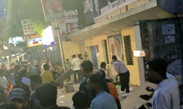 জাতীয় পার্টির অফিসের সামনে রণক্ষেত্র, দুই পক্ষের সংঘর্ষ