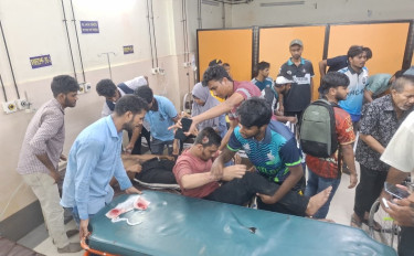 চবি শিক্ষার্থীদের সঙ্গে স্থানীয়দের ফের সংঘর্ষ, উপ-উপাচার্য ও প্রক্টরসহ আহত অনেকে
