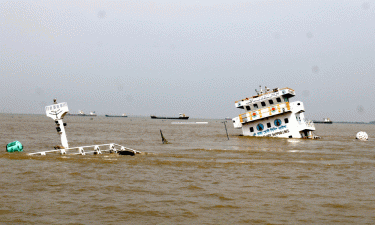 মেঘনায় সিরামিক পণ্যবাহী জাহাজডুবি, ১৩ নাবিক উদ্ধার