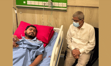 নুরুল হক নুরকে দেখতে হাসপাতালে মির্জা ফখরুল