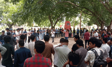 চবি উপাচার্য ও প্রক্টরের পদত্যাগের দাবিতে ছাত্র সংগঠনের বিক্ষোভ
