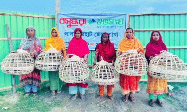 নারীদের স্বাবলম্বী করতে বসুন্ধরা শুভসংঘের উদ্যোগে মুরগি-খাঁচা-খাবার বিতরণ