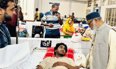 চবির আহত শিক্ষার্থীদের খোঁজ নিতে হাসপাতালে ধর্ম উপদেষ্টা