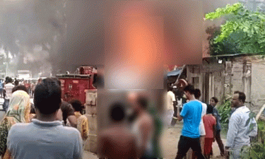 নারায়ণঞ্জে তুলার গোডাউনে আগুন