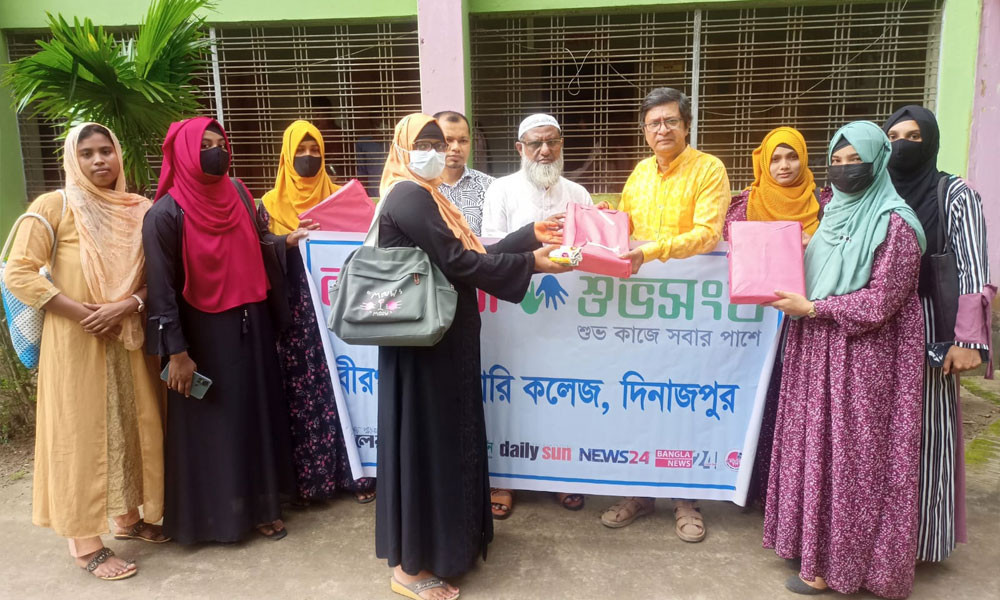 বীরগঞ্জে বসুন্ধরা শুভসংঘের উদ্যোগে মেধাবী শিক্ষার্থীদের মাঝে শিক্ষা উপকরণ বিতরণ