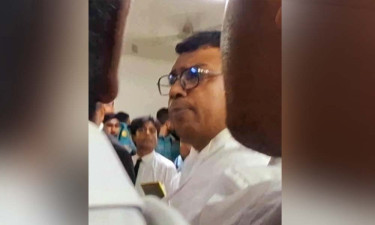 এজলাসে ‎বিচারকের সামনে সাংবাদিককে মারধর