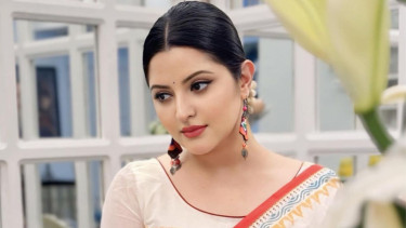 দিদি ৬ মাস আওয়ামী লীগ ৬ মাস বিএনপি, যাকে ইঙ্গিত দিলেন পরীমণি