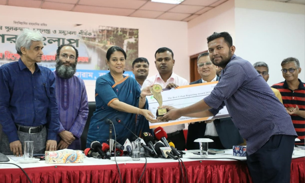 বেস্ট আরবান রিপোর্টিং অ্যাওয়ার্ড পেলেন ডেইলি সানের রাশেদুল হাসান