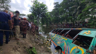লক্ষ্মীপুরে যাত্রীবাহী বাস নিয়ন্ত্রণ হারিয়ে খালে, ৩ জনের মৃত্যু