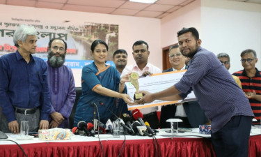 বেস্ট আরবান রিপোর্টিং অ্যাওয়ার্ড পেলেন ডেইলি সানের রাশেদুল হাসান