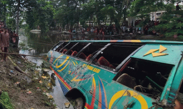 লক্ষ্মীপুরে যাত্রীবাহী বাস খালে, নিহত বেড়ে ৫