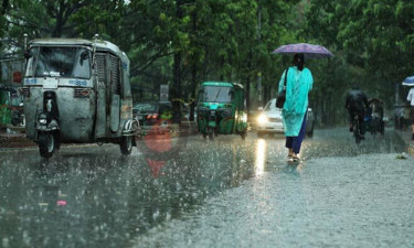 রাজধানীতে গুঁড়ি গুঁড়ি বৃষ্টি, তাপমাত্রা কমার আভাস