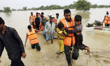 পাকিস্তানে বন্যার্তদের উদ্ধারকারী নৌকা উল্টে পাঁচজনের মৃত্যু