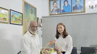 খালেদা জিয়ার জন্য মৌসুমি ফল পাঠাল ভুটান