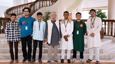 প্রধান উপদেষ্টার সঙ্গে অলিম্পিয়াডে পদকজয়ী ৬ শিক্ষার্থীর সাক্ষাৎ
