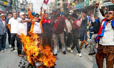 নেপালে সাবেক প্রধানমন্ত্রীর বাড়িতে বিক্ষোভকারীদের আগুন