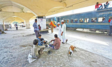 রেললাইনের ধারে মাদকের হাট