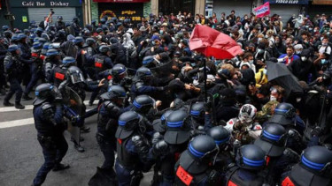 ইমানুয়েল ম্যাক্রোঁর পদত্যাগ দাবিতে ফ্রান্সজুড়ে বিক্ষোভ