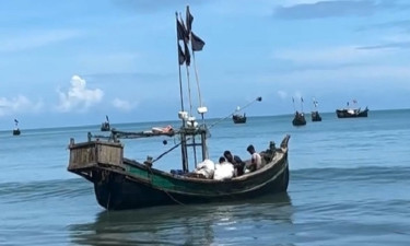 পাঁচ ট্রলারসহ ৩০ জেলেকে ধরে নিয়ে গেল আরাকান আর্মি