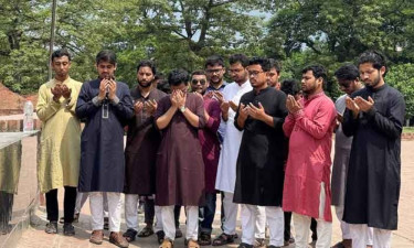রায়েরবাজারে শহীদদের প্রতি ডাকসু নেতাদের শ্রদ্ধা নিবেদন