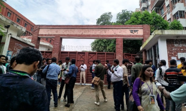 ফজিলাতুন্নেছা হলে ভোট কারচুপির অভিযোগে ভোটগ্রহণ স্থগিত
