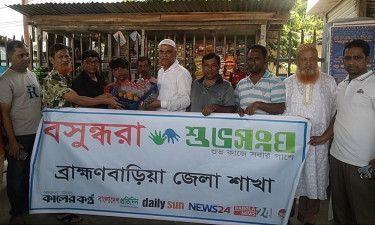 অন্ধ ও কিশোর ভ্রাম্যমাণ বিক্রেতার পাশে বসুন্ধরা শুভসংঘ
