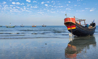 ৪ দিন সাগরে ভাসার পর ১৭ জেলে উদ্ধার