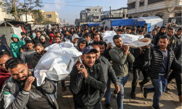 গাজায় ইসরায়েলি হামলায় নিহত ৭২, ক্ষুধায় শিশুসহ মৃত্যু আরও ৭ জনের