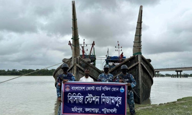পটুয়াখালীতে অবৈধ ট্রলিং বোটসহ ১৪ জেলে আটক