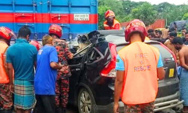 পরিবার নিয়ে বেড়াতে যাওয়ার পথে দুর্ঘটনায় প্রাণ গেল বাবা-মেয়ের