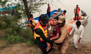 পাকিস্তানে বন্যা: উদ্ধারকারীদের নৌকা উল্টো নিহত ৯