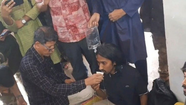 জুস খাইয়ে শিক্ষার্থীদের অনশন ভাঙালেন চবি উপাচার্য