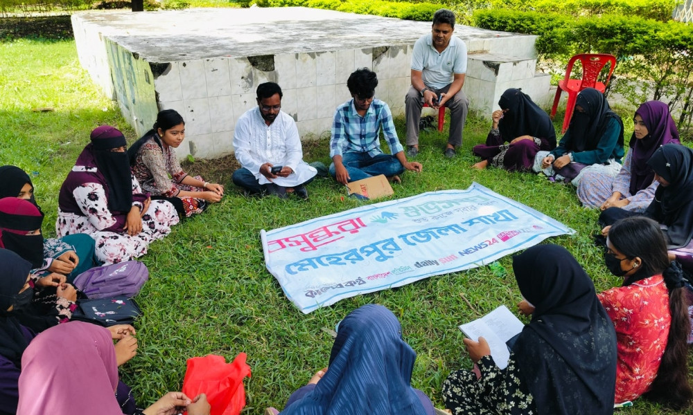 মেহেরপুর সরকারি কলেজের সবুজ চত্বরে বসুন্ধরা শুভসংঘের পাঠচক্র