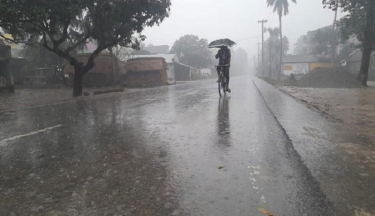 ভোর থেকে ঢাকায় গুঁড়ি গুঁড়ি বৃষ্টি, দুপুরের মধ্যে ঝড়ের আভাস