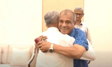 বাবরকে স্যার স্যার বলে জড়িয়ে ধরলেন স্বরাষ্ট্র উপদেষ্টা