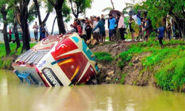 সীতাকুণ্ডে বাস খাদে পড়ে নিহত ১, আহত ২০