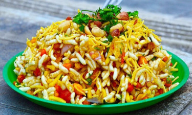 বৃষ্টির বিকেলে স্বাদ নিন ঝালমুড়ির