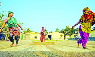 অর্থনীতিতে নারীর অদৃশ্য ঘাম