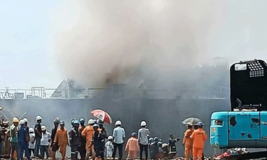 সীতাকুণ্ডে জাহাজভাঙা কারখানায় আগুন, দগ্ধ ৮ শ্রমিক