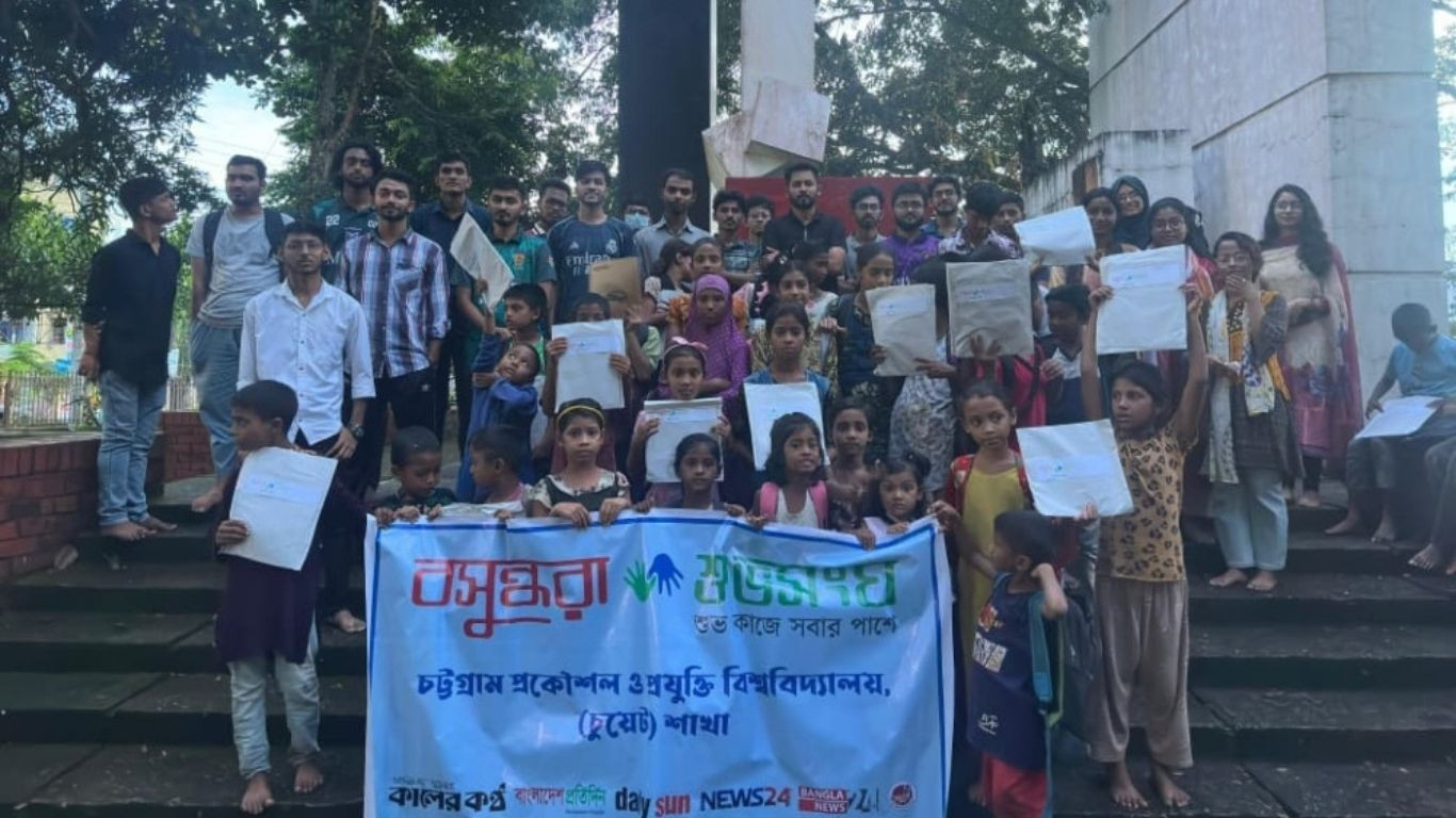 বসুন্ধরা শুভসংঘ চুয়েট শাখার উদ্যোগে ‘প্রদীপ’ স্কুলে শিক্ষা সামগ্রী বিতরণ