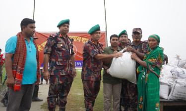 কুষ্টিয়ায় পদ্মা নদীর ভাঙনে ক্ষতিগ্রস্তদের পাশে বিজিবি