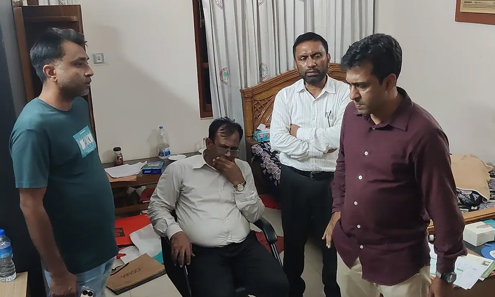 ১৭ বিয়ের অভিযোগে বরখাস্ত বন কর্মকর্তা, রাতে পালানোর সময় আটক