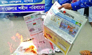 শহীদদের বিতর্কিত করার চেষ্টার অভিযোগে প্রথম আলোয় আগুন