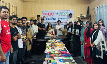 ময়মনসিংহে বই উপহার দিল বসুন্ধরা শুভসংঘ