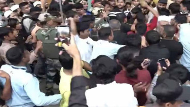 আইফোন ১৭ কেনা নিয়ে ভারতে অ্যাপল স্টোরে ধাক্কাধাক্কি-হাতাহাতি