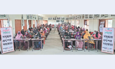 পাবনার অসচ্ছল নারীদের পাশে বসুন্ধরা গ্রুপ