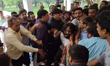 রাবিতে পোষ্য কোটা পুনর্বহালের ঘটনায় শিক্ষক-শিক্ষার্থীদের মাঝে হাতাহাতি